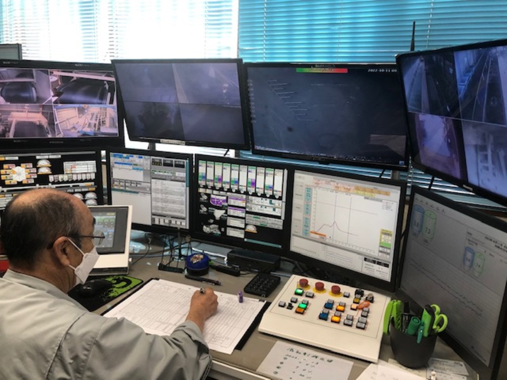 モニターで状況を見ながら生コンを練る