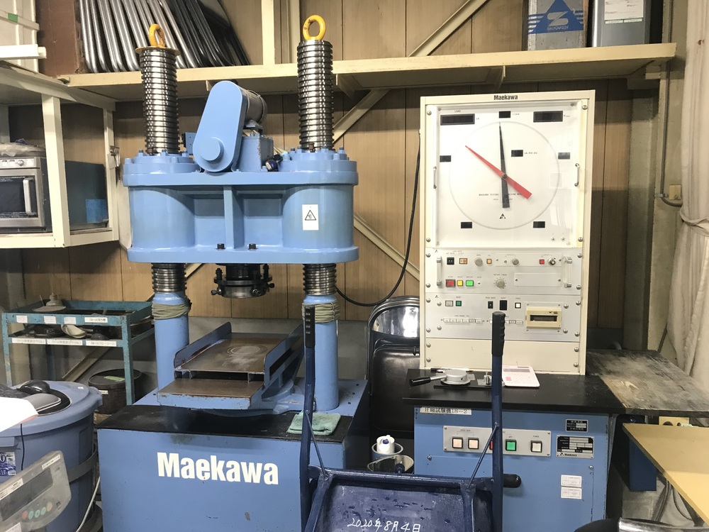 強度を測るための耐圧試験機