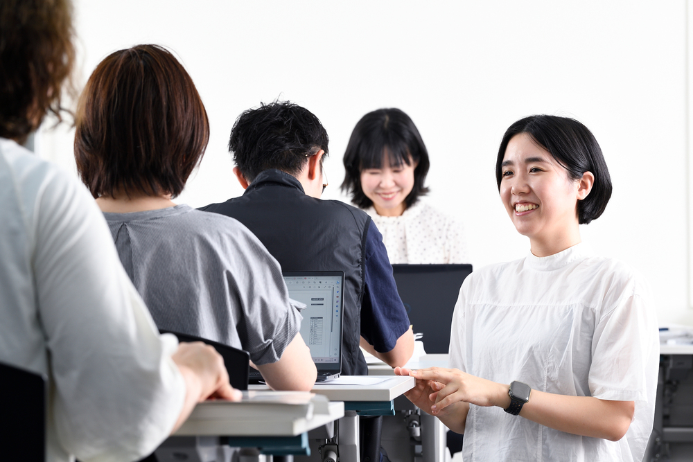 コミュニケーションを取りながら作業をしています。