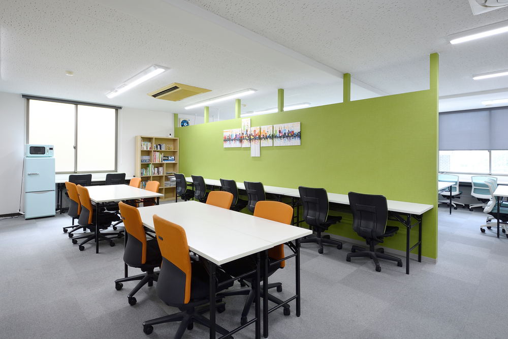 明るい色を基調とした開放的な作業スペースです。